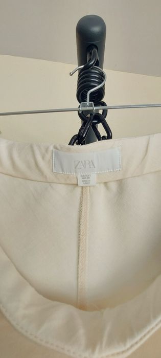 Saia midi da Nova coleção da Zara 2025 na cor baunilha