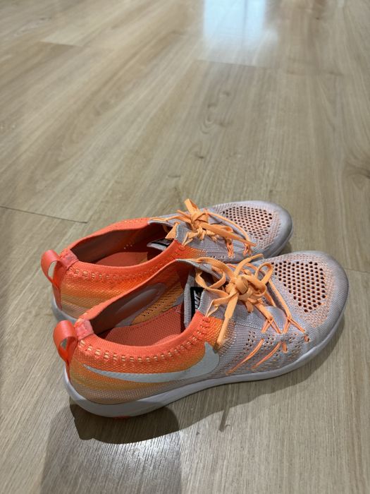 Tenis sapatilhas bancas e laranja