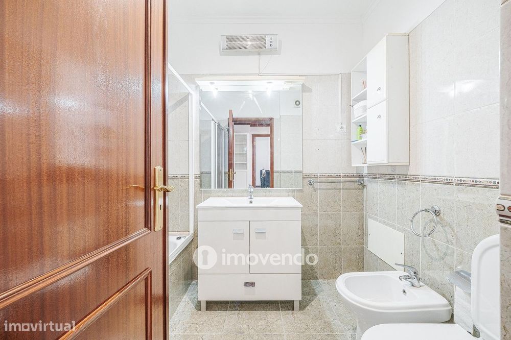 Apartamento T2, com lugar de estacionamento e arrecadação, na Ramada