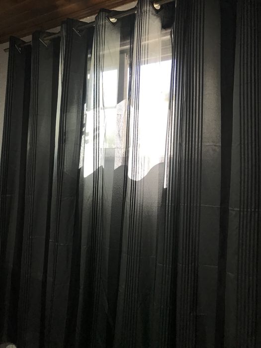 Vendo cortina preta e cinzenta
