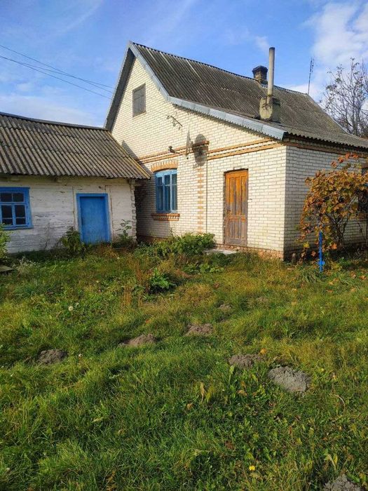 Продається частина цегляного будинку та земельни ділянці в с. Велика Яблунька, Маневицький р-н, Волинська обл.