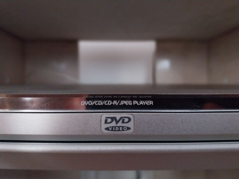 Leitor de DVDs/CDs SANYO