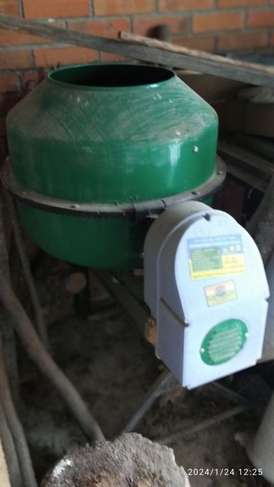 Бетонозмішувач 165л