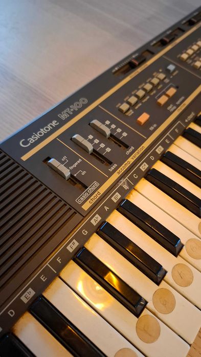Teclado/Sintetizador Casio Casiotone MT-100 de 49 teclas - usado