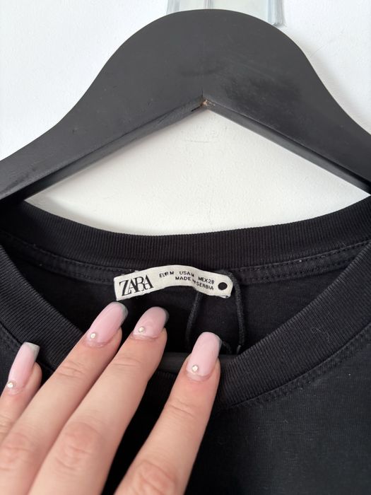 koszulka z poduszkami na ramionach zara