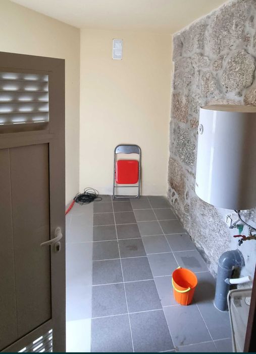Alugo T1 , rés do chão de casa renovada