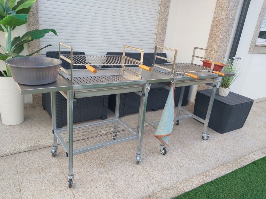 Churrasqueiras novas com ou sem rodas, tem queimador, grelha e mesas de apoio em inox