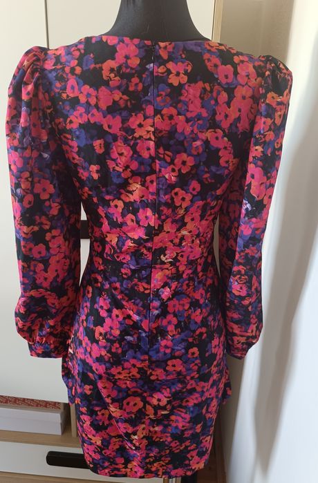 Wyrazista sukienka drapowana w kwiaty katniss S