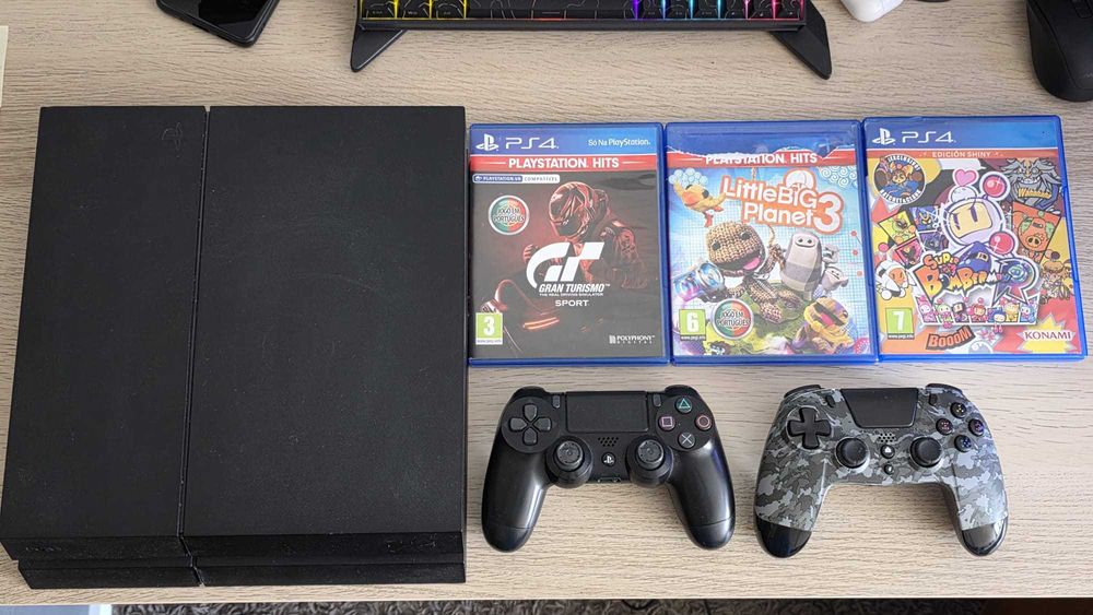 Vendo Playstation 4 com 2 comandos mais 3 jogos