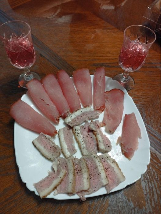 Закарпатські м‘ясні сирокопчені шовдарь хамон,бекон,сало прослойка