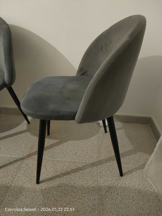 Cadeiras em veludo cinza