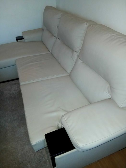 Sofá branco confortável