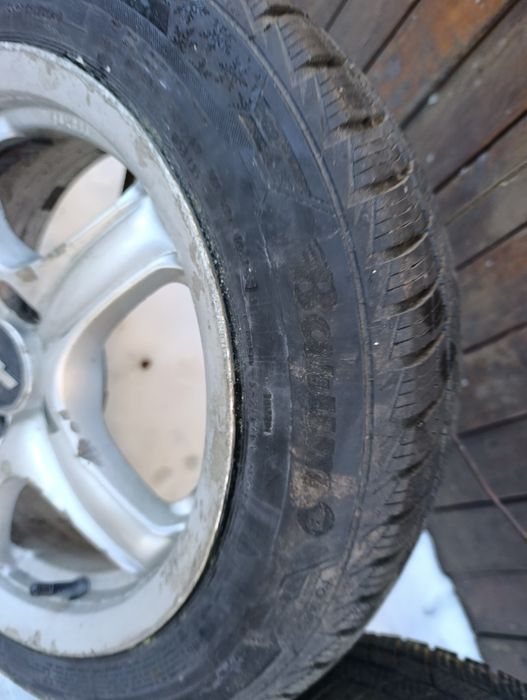 Продам зимову гуму на титанах 155-65 R14 .