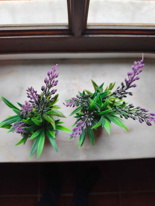 Vasos cerâmica com plantas artificiais