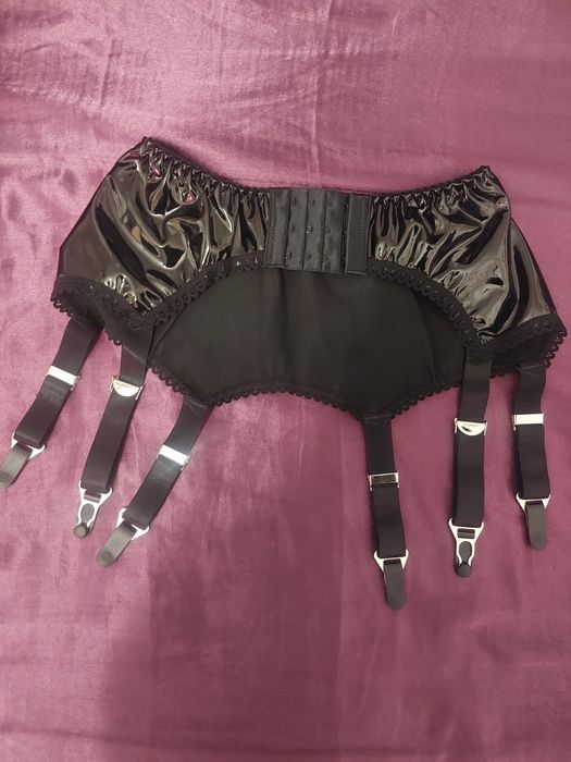 Pas do pończoch lakierowany