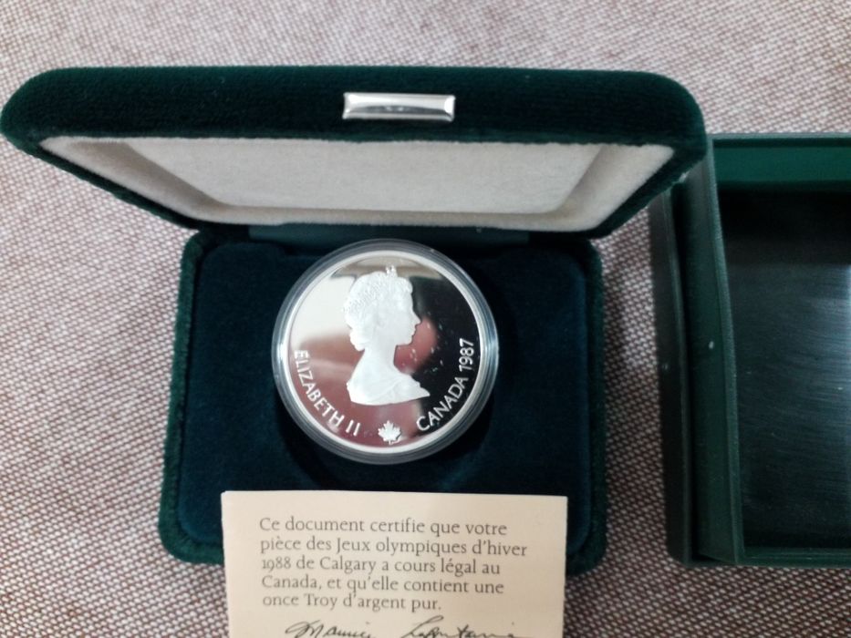 Moedas antigas em prata estrangeiras.