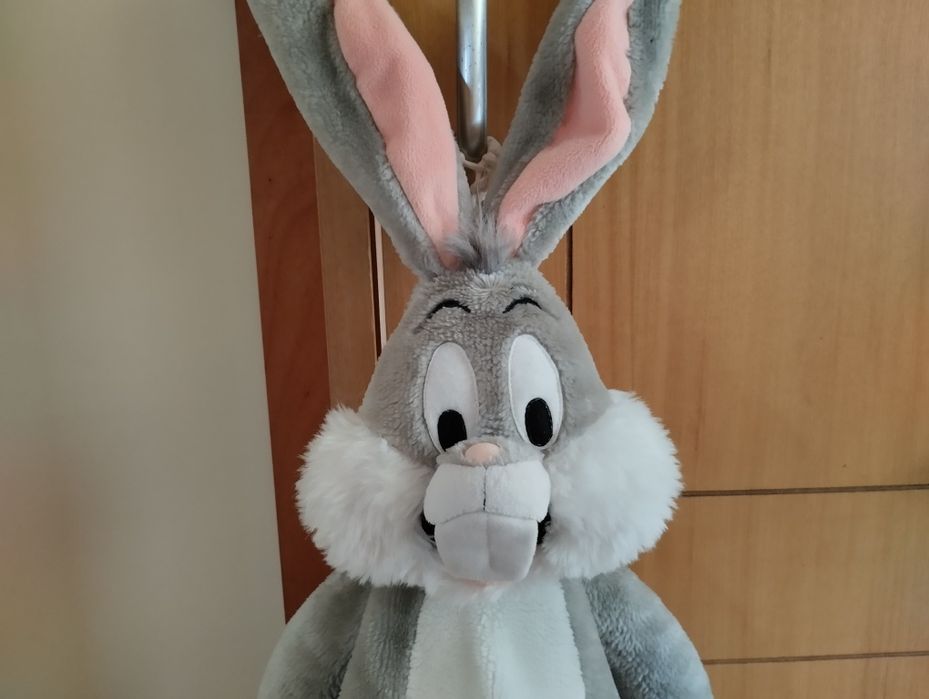 Coelhinho de pelúcia loonys tunes para guardar o pijama