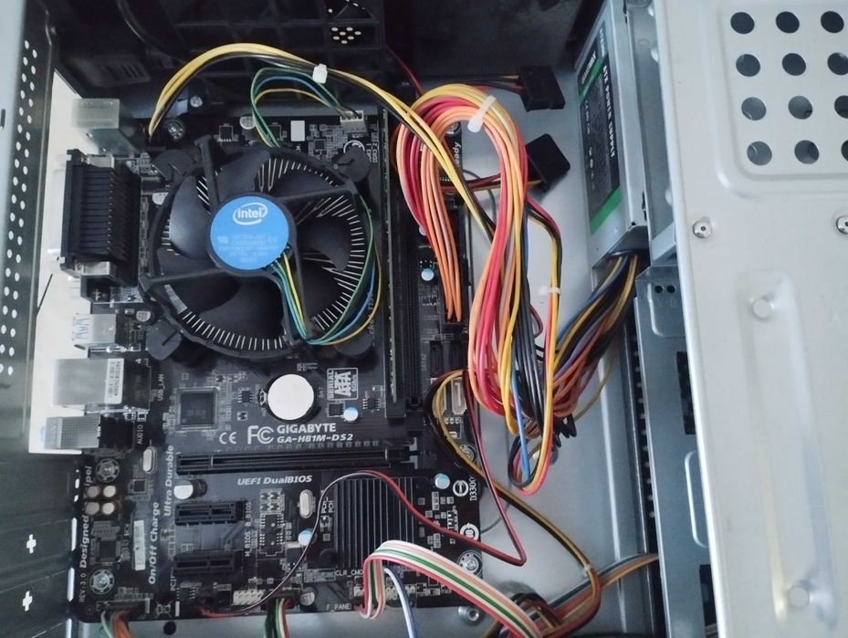 плата GiGABYTE GA-H81M-DS2 + ОЗУ 2GB І корпус