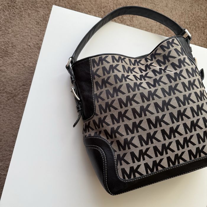 Сумка Michael Kors Signature Shoulder Bag coach