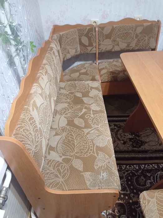 Продам кухонный уголок,стол,две табуретки