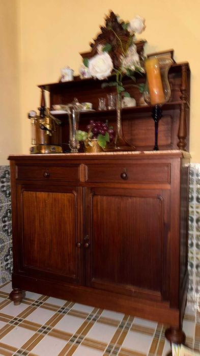 Móvel em madeira de casquinha com tampo em mármore