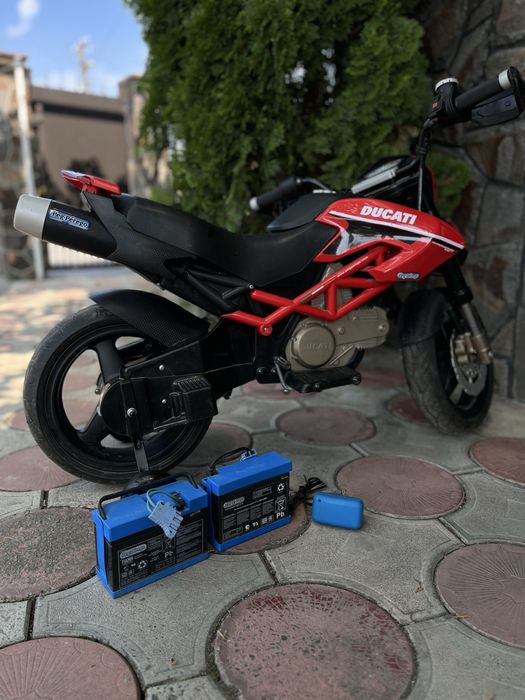 Дитячий електромотоцикл Peg Perego Ducati Hypermotard