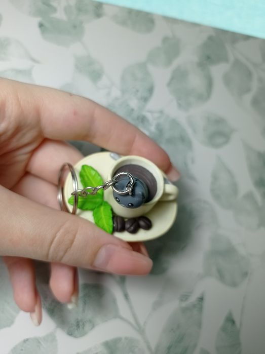 Brelok kotek w filiżance