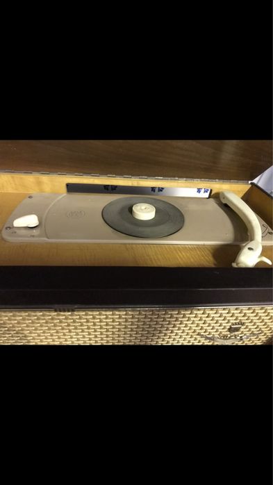 Rádio e Gira Discos Grundig antigo