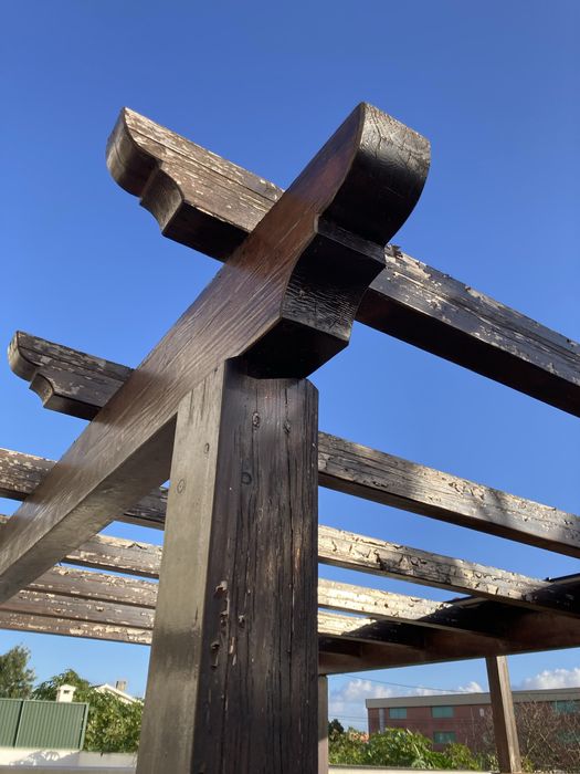 Telheiro madeira (4x2m) com pérgula (4x3m)