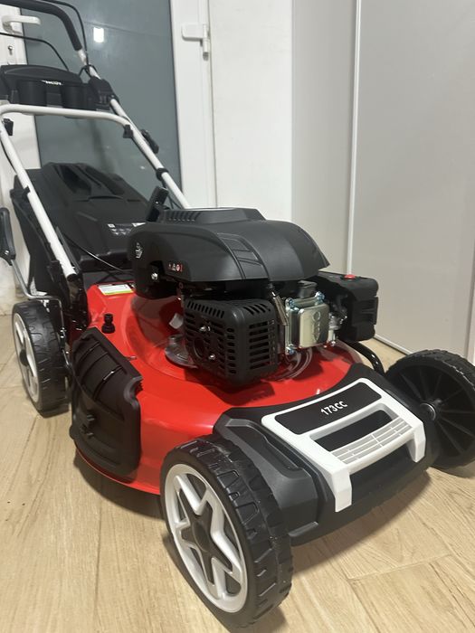 Maquina de cortar relva nova