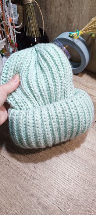 Тепла жіноча шапка м'ятного кольору