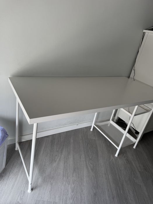 Secretária IKEA Branca 140x60 cm – Como Nova