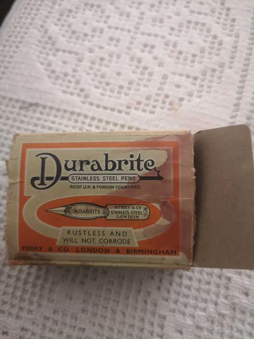 canetas antigas, aparos e um frasco de tinta