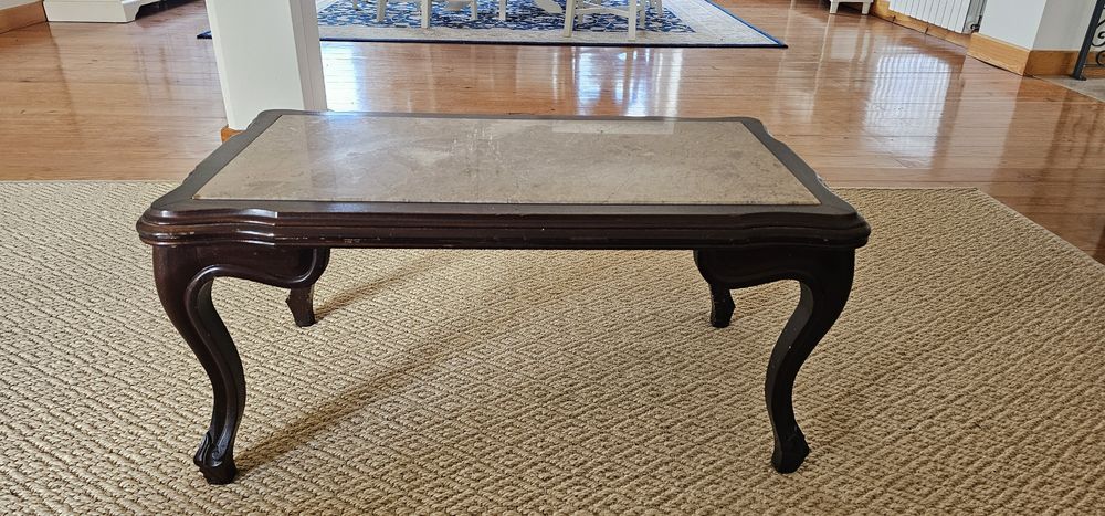 Mesa de madeira e mármore