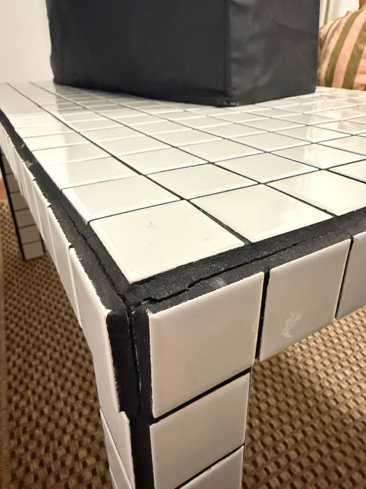 Mesa de centro minimalista em azulejos brancos