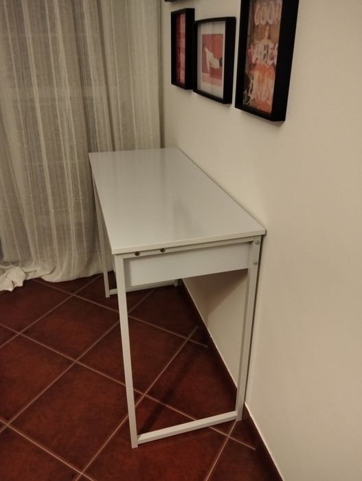 Secretária branca com gaveta