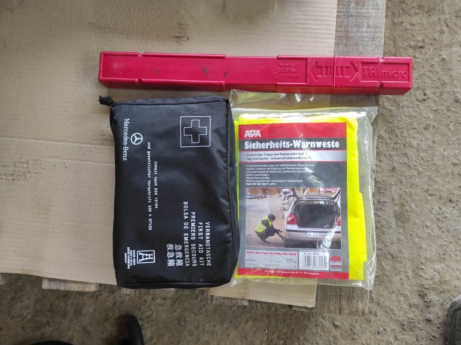 Аптечка mercedes фірмова 2028рік,жилетка,знак