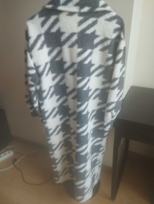 Casaco branco e cinza