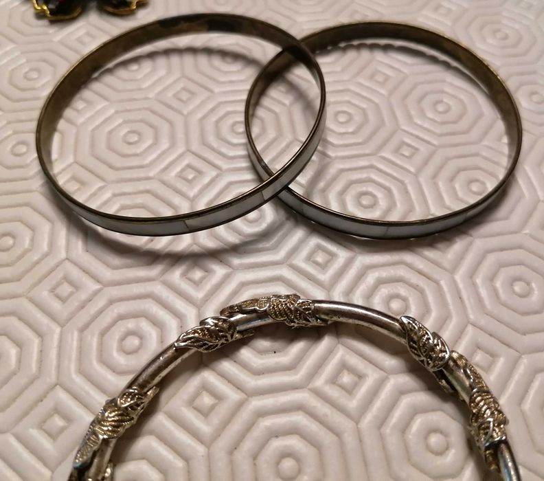 Pulseiras e alfinetes, o lote por 8€
