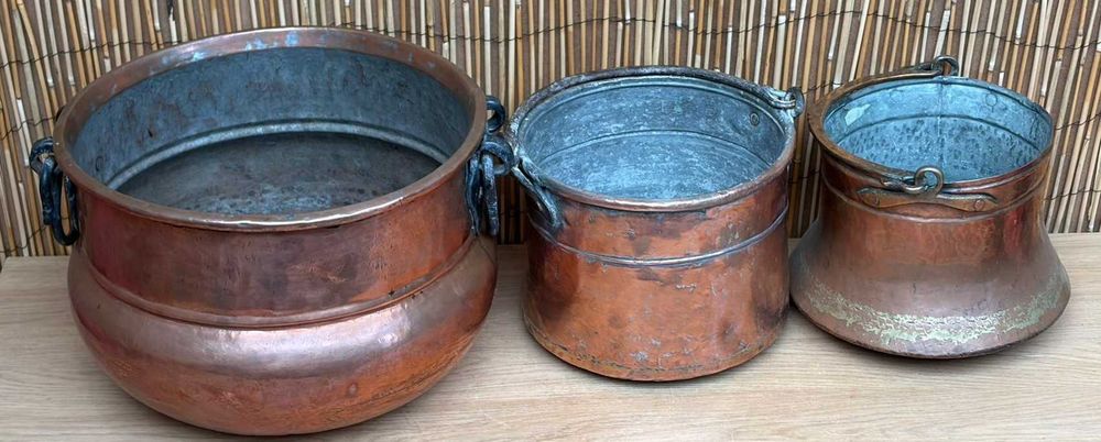 Baldes em cobre martelado com pega em ferro forjado, antiguidades