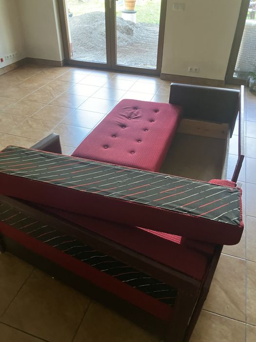 Stara czerwona kanapa naroznikowa