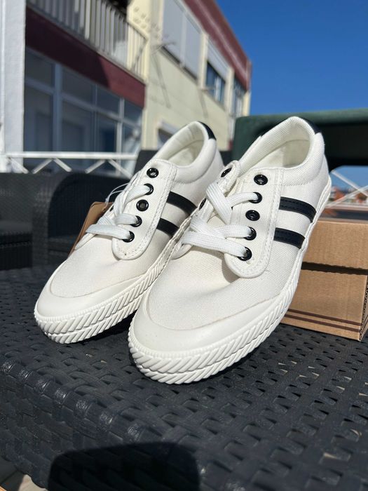 Tênis de Mulher branco com riscas pretas