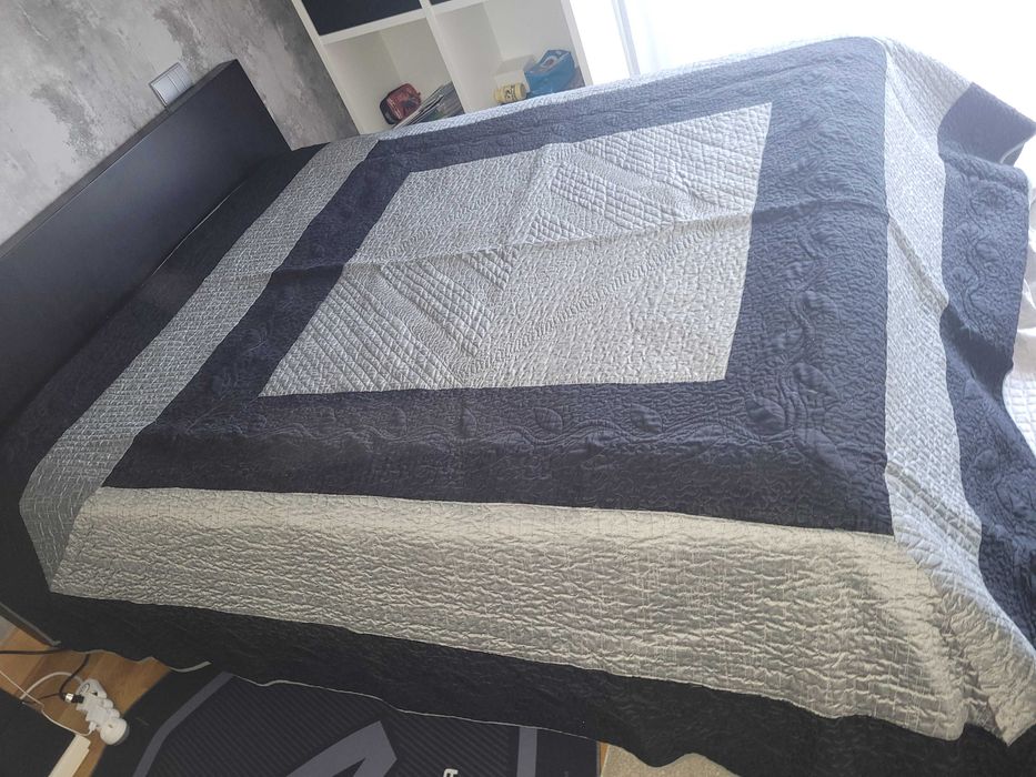 Colcha cama com 2 almofadas em preto e cinzento