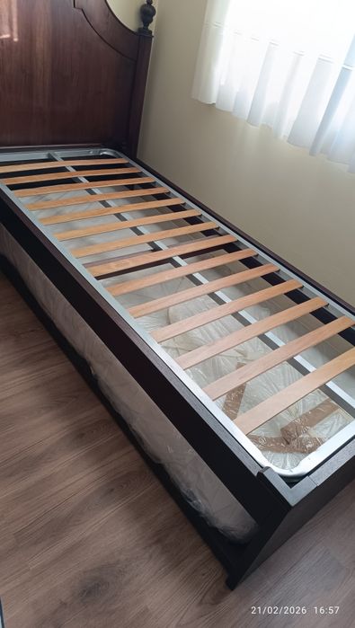 Cama de solteiro maciça, com  estrado duplo que faz outra cama