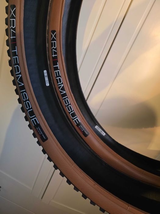 Bontrager XR4 29" 2.4 Team Issue TLR brązowa opony brązowe set komplet