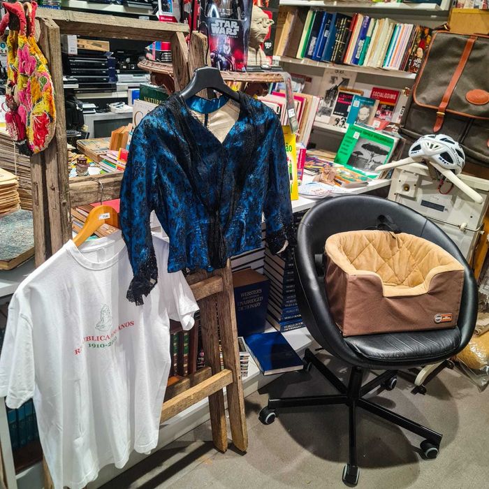 Blusa Antiga Senhora (c. 1890 a 1920) – Azul com Renda e Vidrilhos