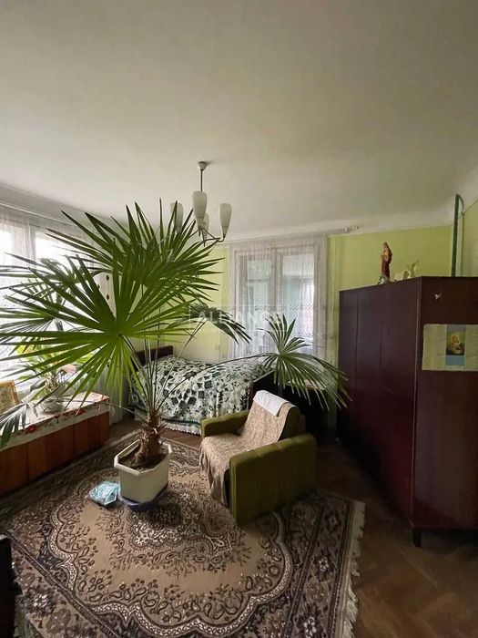 Добротний будинок з усіма комунікаціями в передмісті!