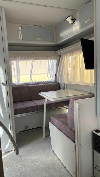 Caravana para venda: Kip Gray Line 42TTZ (1990) com painéis solares e matrícula holandesa.