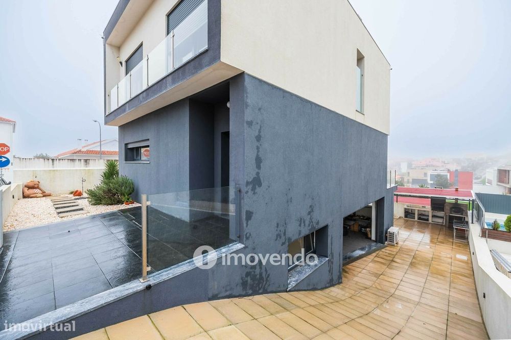 Moradia T3+1 moderna e exclusiva, com garagem e jardim, em Porto Salvo