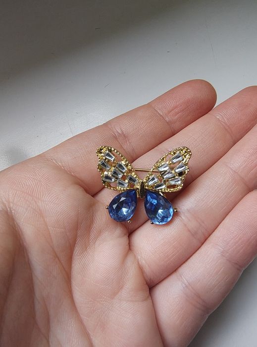 złota broszka niebieski motylek vintage